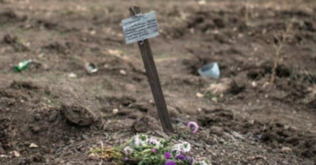 Захоронение боевиков: тела закопали местные, но не сразу — боялись минирования. ВИДЕО