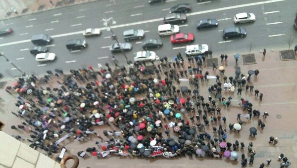 Крещатик перекрыли митингующие, в КГГА засели правоохранители. ФОТО