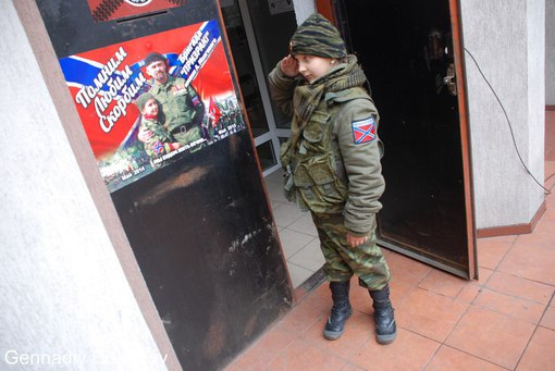Зеленые человечки бессовестно штампуют террористов из детей Донбасса