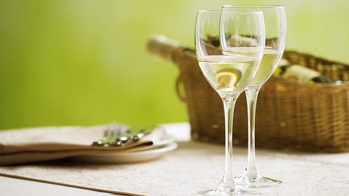Медики выявили отвратительное свойство белого вина 