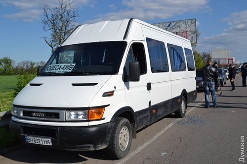 На выезде из Одессы неизвестные обстреляли пассажирский автобус. ФОТО