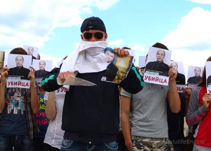 Фотофакт: на Куликовом поле порвали фотографию Порошенко