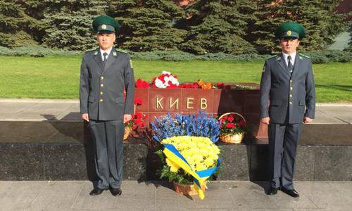 Киев испраил «ошибку» Москвы: у мемориала Неизвестному солдату появились желто-голубые цветы и выставлен почетный караул. ФОТО