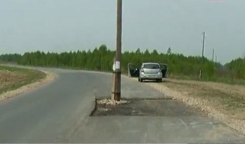 Столб на дороге: в России устроили очередной «экзамен» для водителей. ФОТО