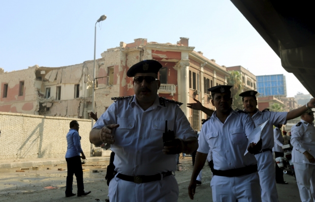Перестрелка в пригороде Египта: неизвестные в масках убили 8 полицейских