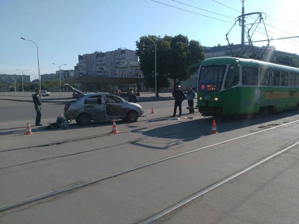 В Харькове столкнулись трамвай и авто: есть пострадавшие. ФОТО