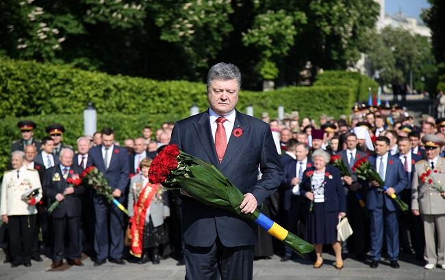 Руководство страны возложило цветы к могиле Неизвестнго солдата