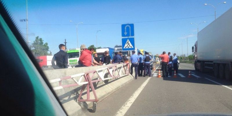 В Одесской области дальнобойщики перекрыли трассу