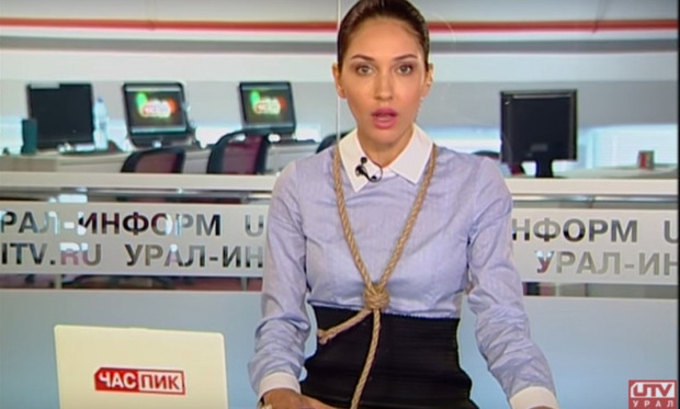 Российские журналисты вышли в прямой эфир с удавками на шее