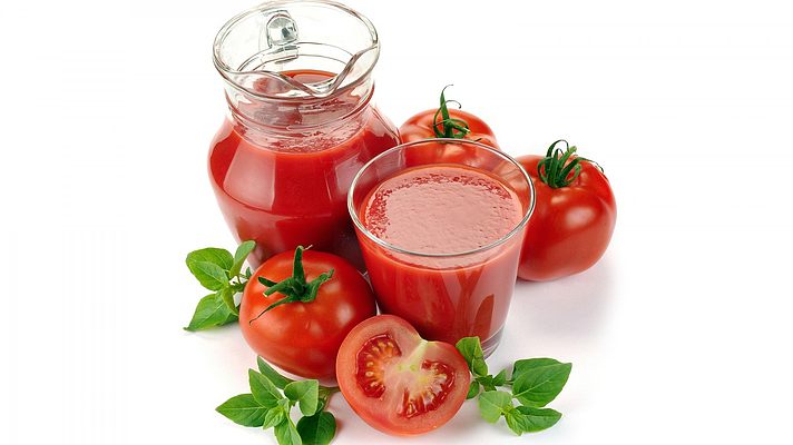 Мужчинам нужно выпивать два стакана томатного сока в день. И вот почему