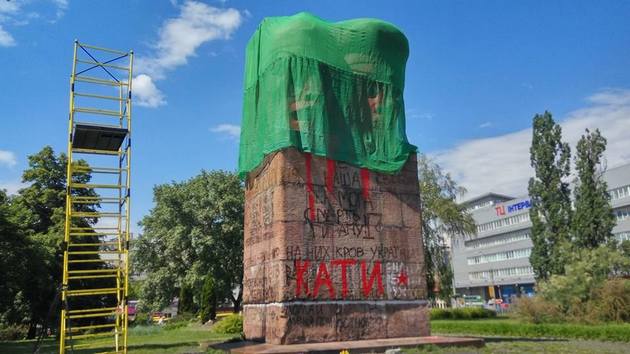 Памятник чекистам таки не устоял: в Киеве начали снос. ФОТО, ВИДЕО