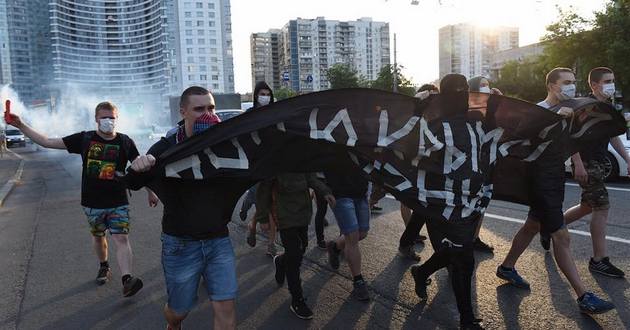 Десяток смельчаков вышли на марш в Москве в поддержку Сенцова и Кольченко. ВИДЕО