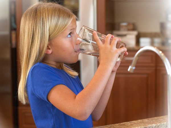 Почему детям надо больше воды, чем взрослым?
