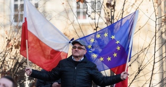 Евросоюз пригрозил Польше санкциями за неподчинение