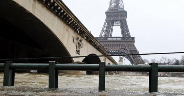 Парижский потоп: уже закрыты Лувр и метро. ФОТО