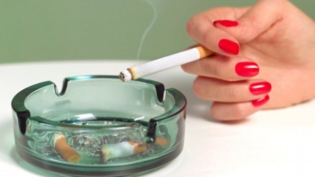Женщина бросит курить, если откажется от сигареты в этот период 
