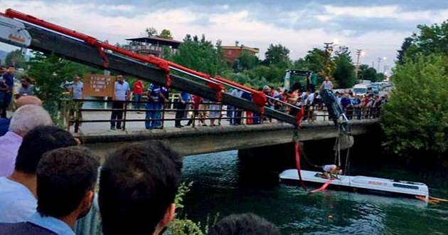 В Турции автобус с детьми рухнул в канал: погибли 14 человек