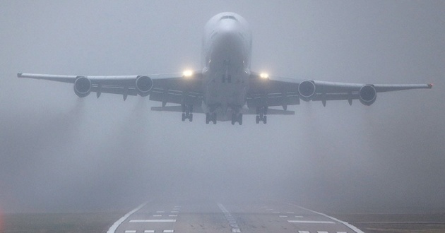 Недюжинные знания и большой опыт: пилот садит самолет в густом тумане. ВИДЕО