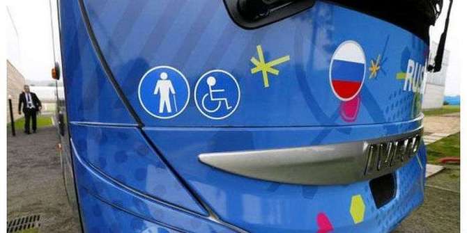 Судя по автобусу, в сборную России на Евро-2016 собрали инвалидов: интернет «порвало». ФОТО