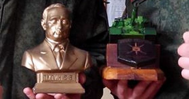 Путинских «трактористов» на Донбассе наградили бюстом Путина. ФОТО
