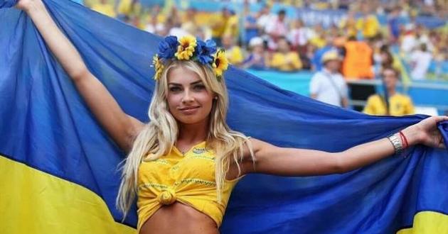 Блондинка-украинка покорила Евро-2016. Личность красавицы установлена. ФОТО