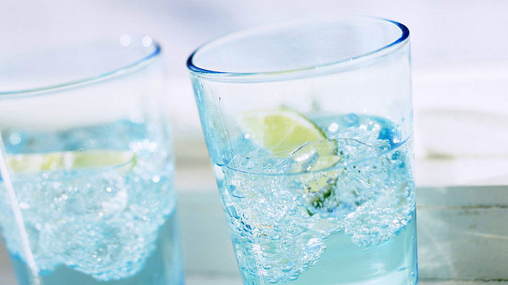 Как правильно пить воду в жару: рекомендации диетолога