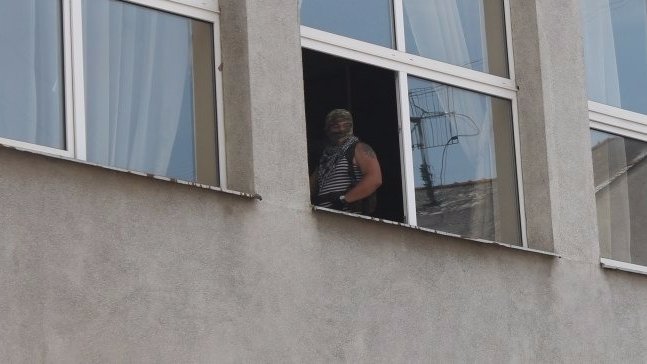Ужгородский горсовет захватили вооруженные люди в балаклавах