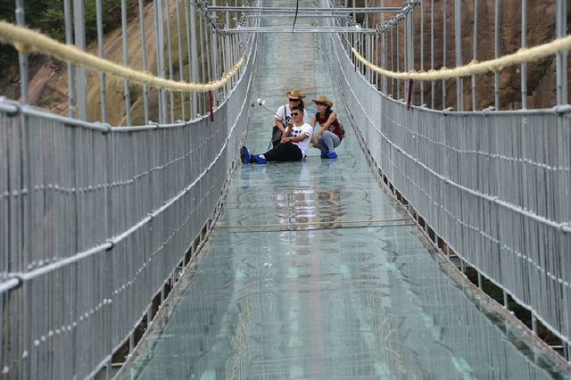 В Китае попытались разбить самый длинный в мире стеклянный мост. ВИДЕО 