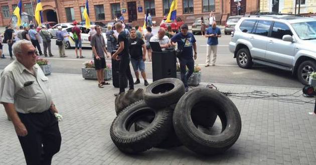 В центре Днепра свой митинг: уже сносят шины и бочки. ФОТО