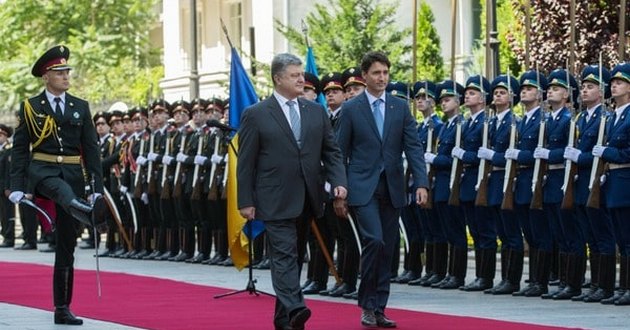 Премьер Канады в Киеве: сначала цветы к мемориалам Голодомору и Бабьему Яру, потом Почетный караул. ФОТО