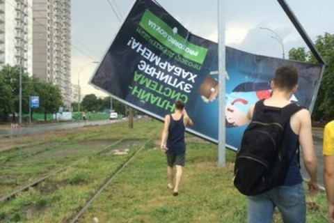 Летающие остановки и потрощенные машины: ураган в Харькове длился пару минут. ФОТО