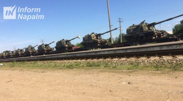 Разведка сообщила о переброске на Донбасс платформ с танками и САУ