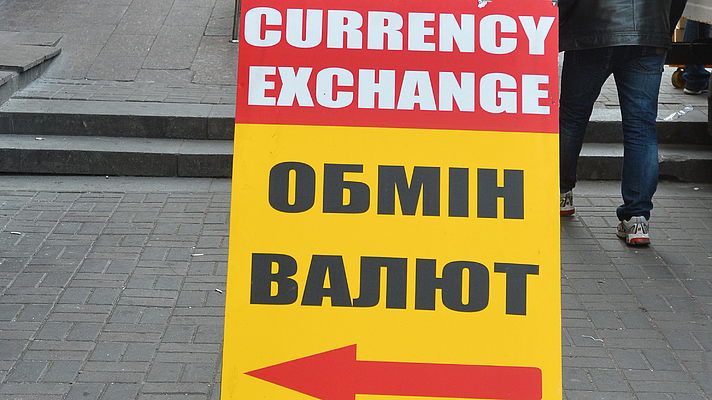 В украинских обменниках резко подорожал доллар