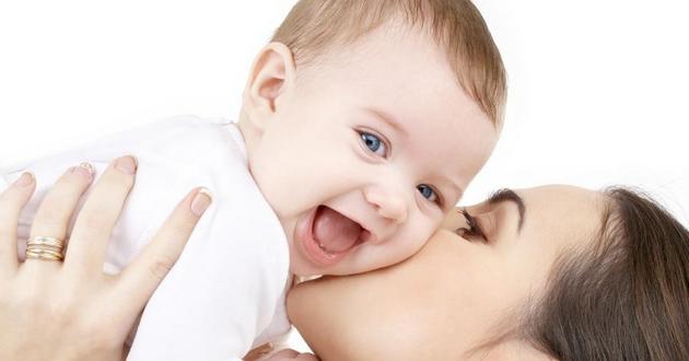 Глухая от рождения малышка впервые услышала мамин голос: трогательное ВИДЕО