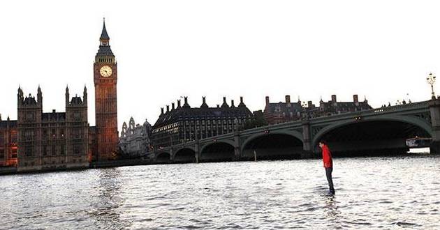 В Лондоне арестовали мужчину, который ходил по воде. ВИДЕО
