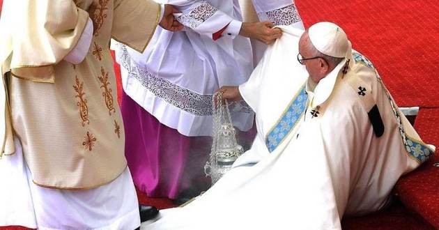 Папа Римский упал во время праздничной мессы. ВИДЕО