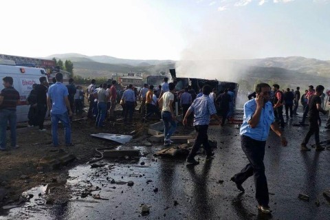 Мощный взрыв в Турции: начиненный взрывчаткой грузовик врезался в автобус