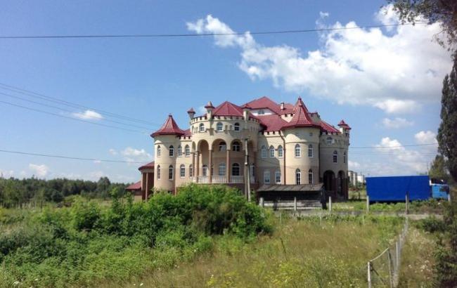 «Дворец с видом на Евросоюз»: в сети обсуждают село в Карпатах