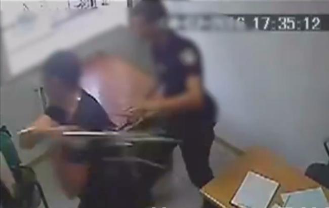 В сети появилось ВИДЕО, как запорожские полицейские избивают задержанного