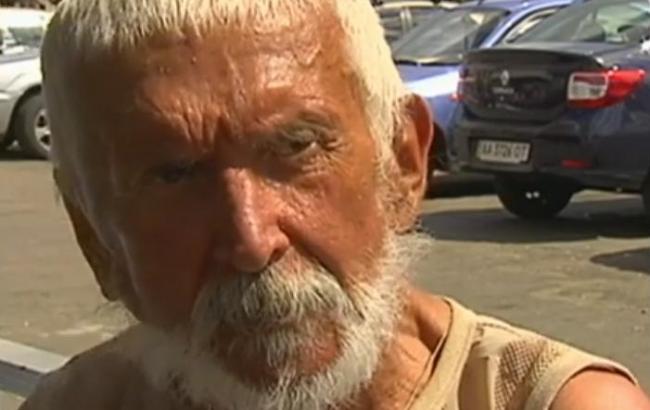 На остановке в Киеве три недели живет пожилой мужчина