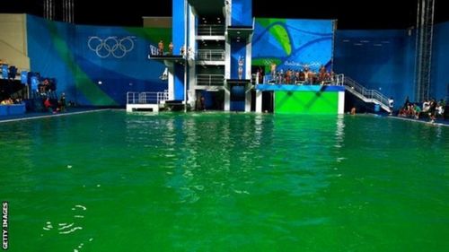 В олимпийском бассейне в Рио за ночь завелась зеленая микрофлора. ФОТО