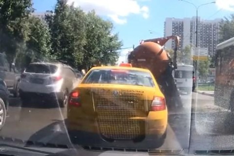 На одной из улиц Москвы рванул автомобиль с фекалиями. ВИДЕО