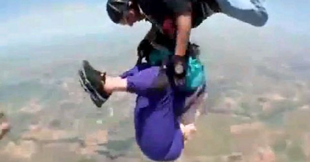 Бабуля-экстремалка во время прыжка выскользнула из парашюта. ВИДЕО