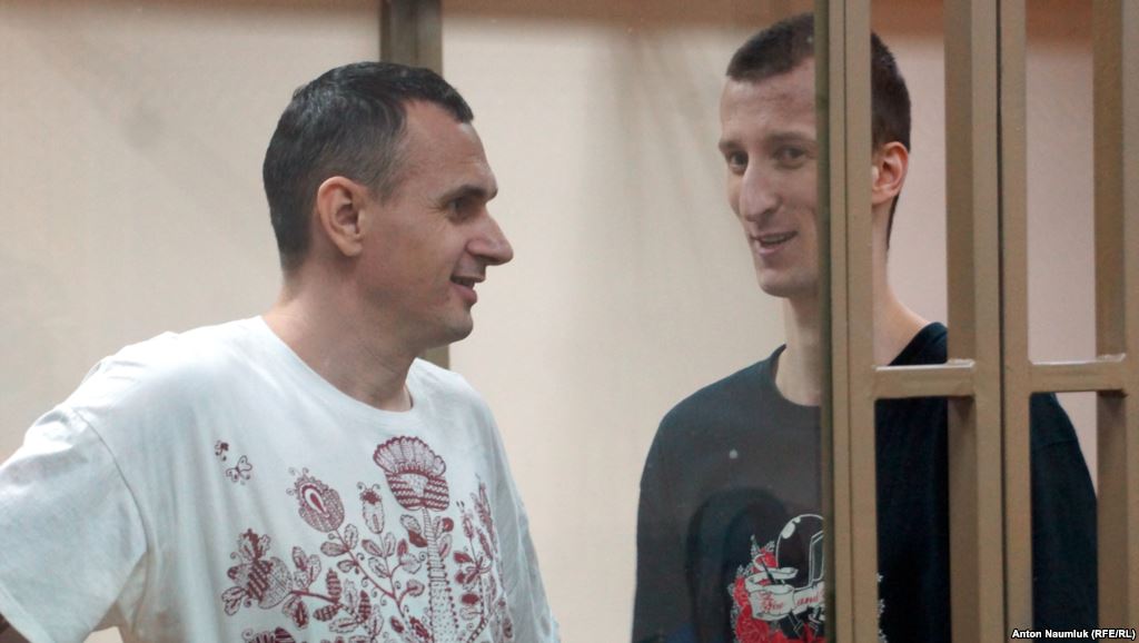 Кабмин одобрил расширенный санкционный список Сенцова-Кольченко