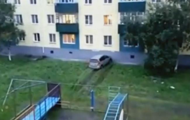 Россиянин во время ссоры с женой специально разбил ее автомобиль о стену дома. ВИДЕО