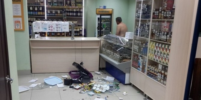Разъяренный голый мужчина устроил погром в магазине. ВИДЕО