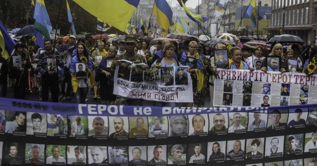 Другой парад - без пафоса: как по центру Киева прошли матери погибших в АТО. ФОТО