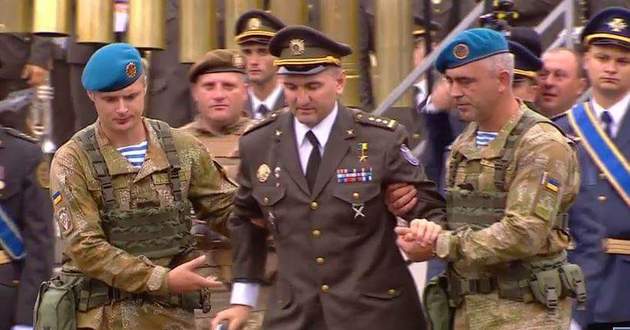 Военная элита: сети взорвала биография генерала, которого наградил Порошенко