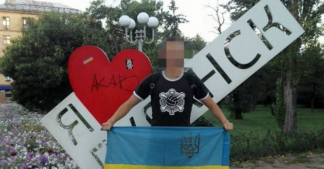 Еще один смельчак показал в центре Луганска смертельно опасный трюк с украинским флагом