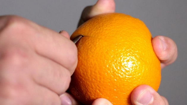 Как почистить апельсин, чтобы не запачкаться. ВИДЕО